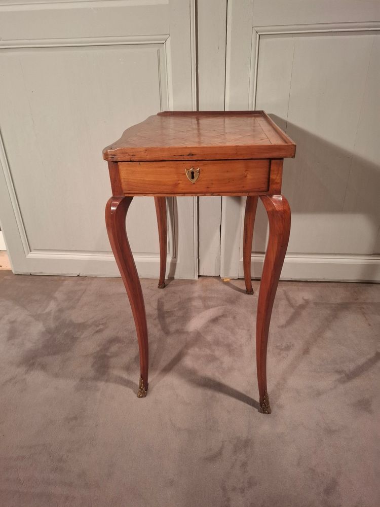 Louis XV desk table in cherry wood from the 18th century.