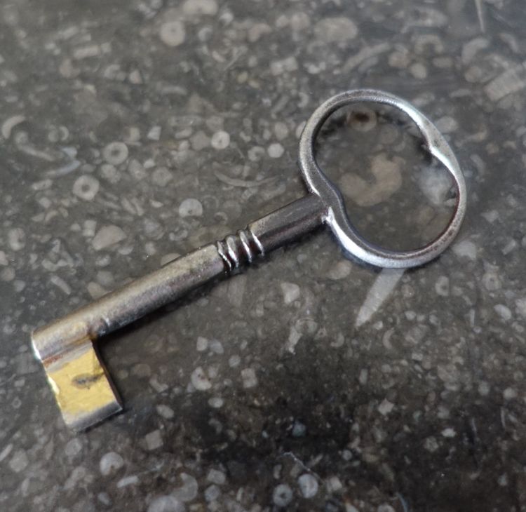 Tavolino da caffè o comodino in mogano "a ponte" in stile Impero, inizio XIX secolo