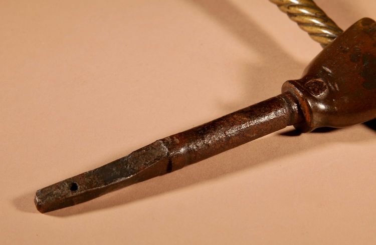 Sehr seltener einfacher Türgriff/Schloss aus Bronze, 17./18. Jahrhundert.