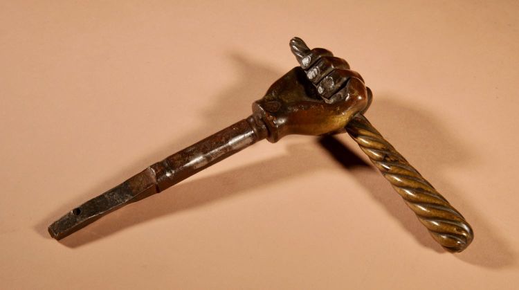 Sehr seltener einfacher Türgriff/Schloss aus Bronze, 17./18. Jahrhundert.