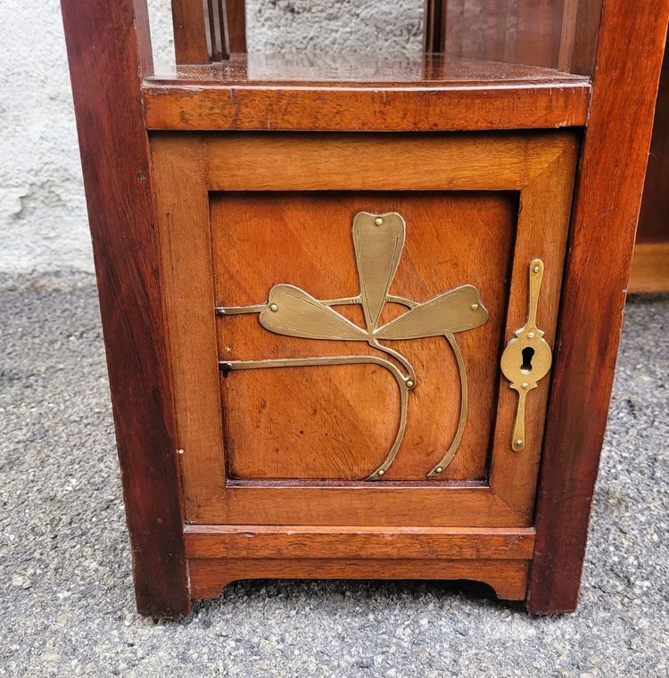 Scrivania Art Nouveau in legno con decori in ottone, fine XIX e inizio XX secolo