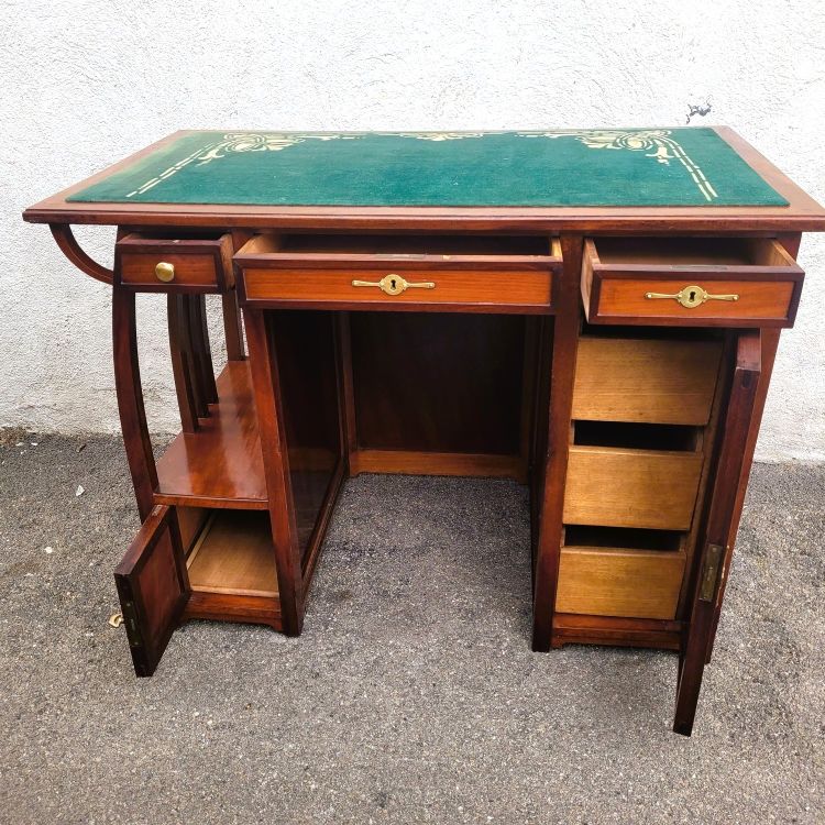 Scrivania Art Nouveau in legno con decori in ottone, fine XIX e inizio XX secolo