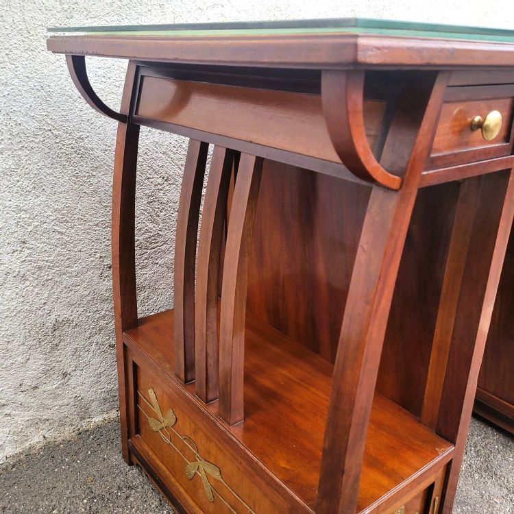 Scrivania Art Nouveau in legno con decori in ottone, fine XIX e inizio XX secolo