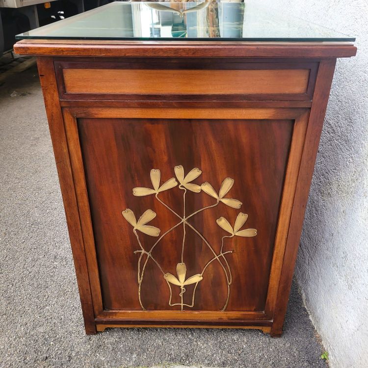 Scrivania Art Nouveau in legno con decori in ottone, fine XIX e inizio XX secolo