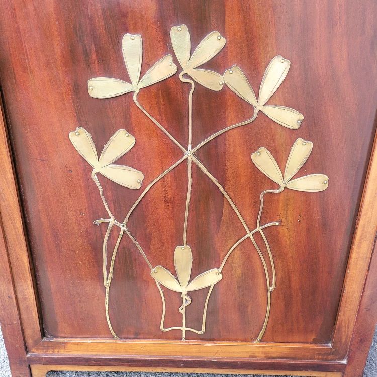 Scrivania Art Nouveau in legno con decori in ottone, fine XIX e inizio XX secolo