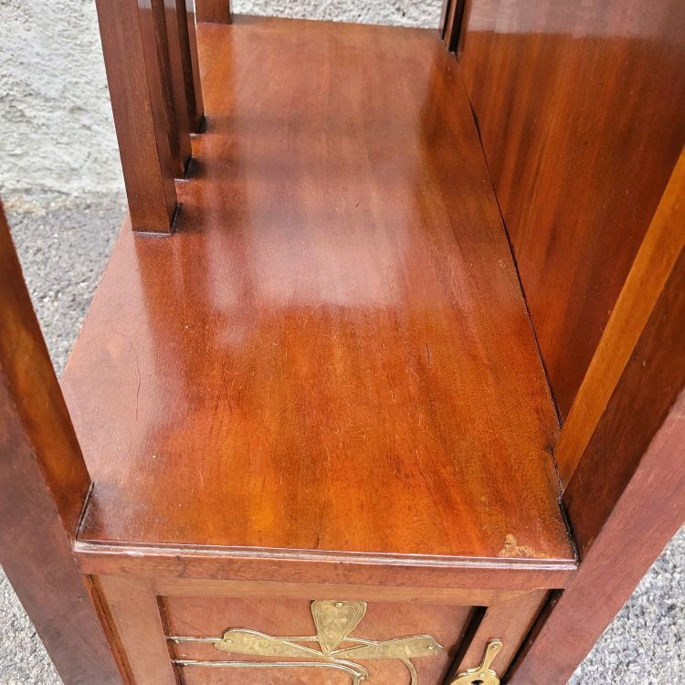 Scrivania Art Nouveau in legno con decori in ottone, fine XIX e inizio XX secolo