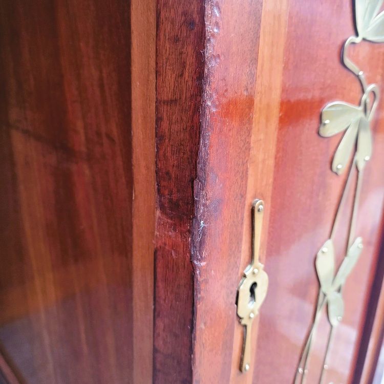 Scrivania Art Nouveau in legno con decori in ottone, fine XIX e inizio XX secolo