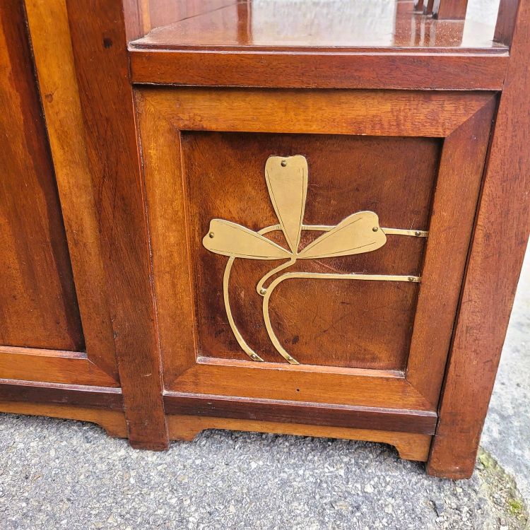 Scrivania Art Nouveau in legno con decori in ottone, fine XIX e inizio XX secolo