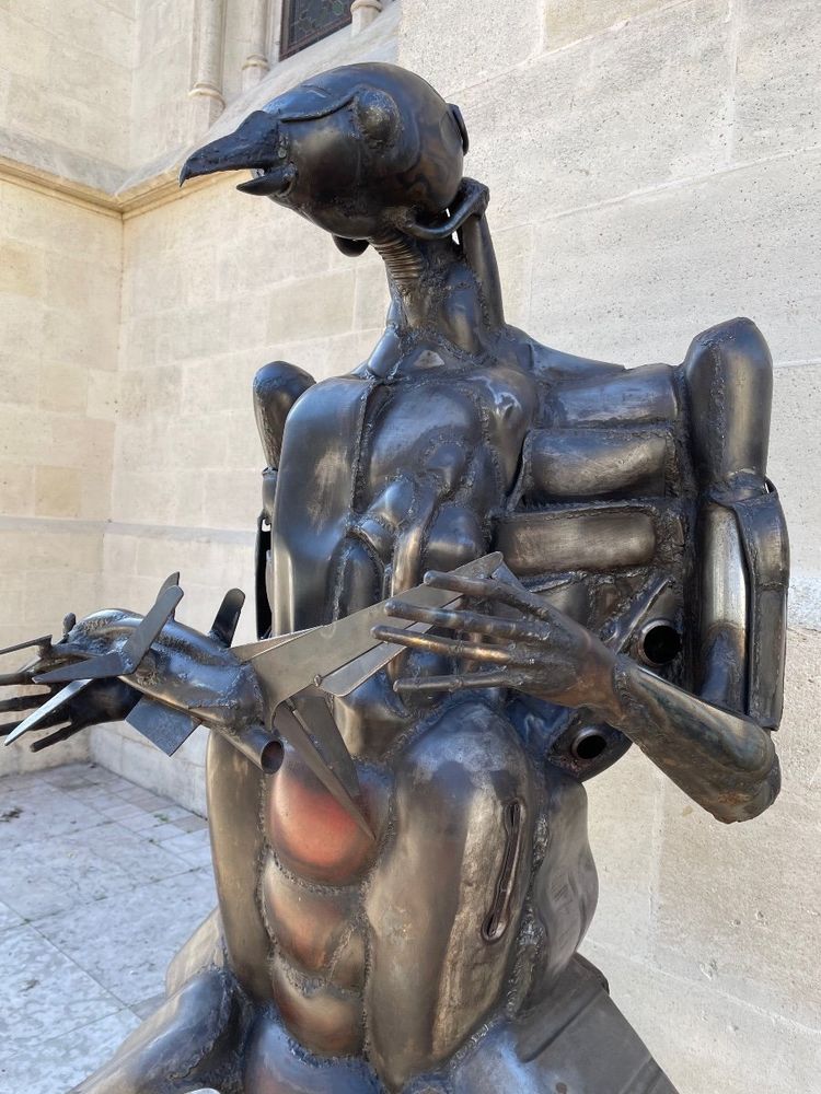 Grande statua di Robert Leris 1981