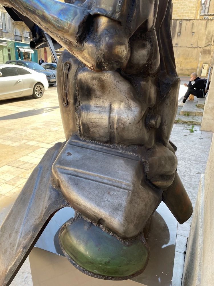 Grande statua di Robert Leris 1981