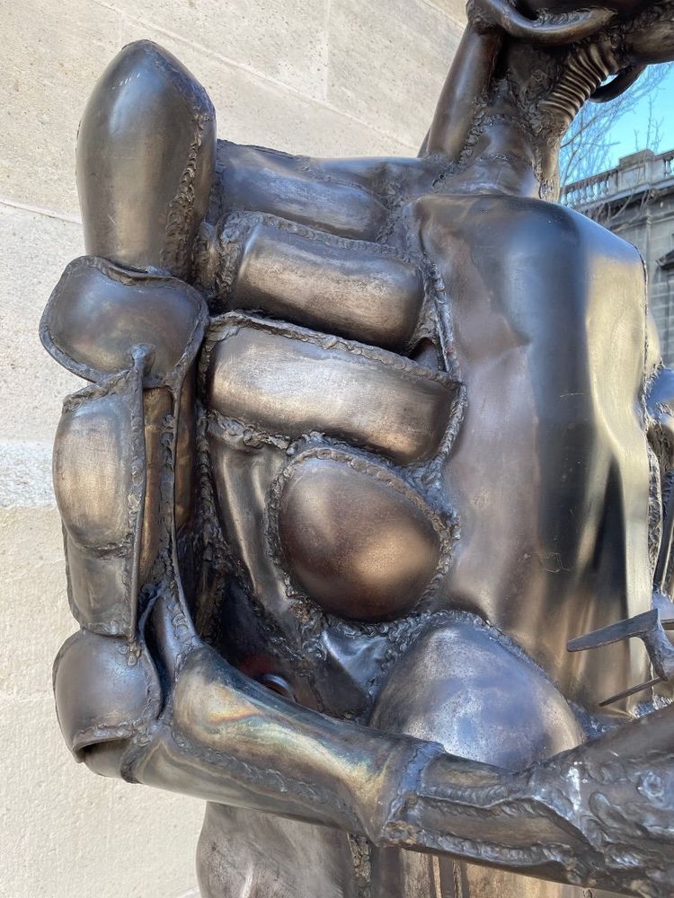 Grande statua di Robert Leris 1981