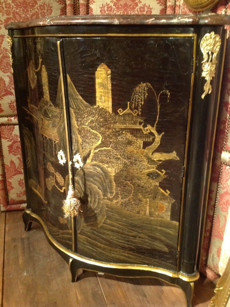 Rare Encoignure En Laque Européenne à Décor De Pagodes Et Jardin Chinois époque Louis XV 
