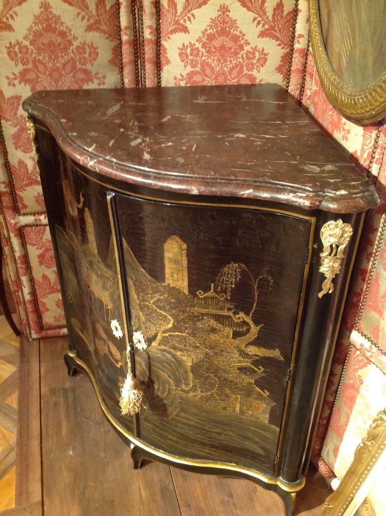 Rare Encoignure En Laque Européenne à Décor De Pagodes Et Jardin Chinois époque Louis XV 