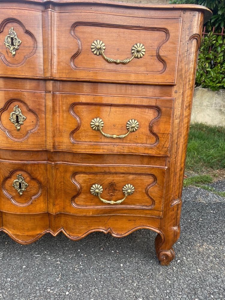 Cassettiera in noce con balestra del XVIII secolo