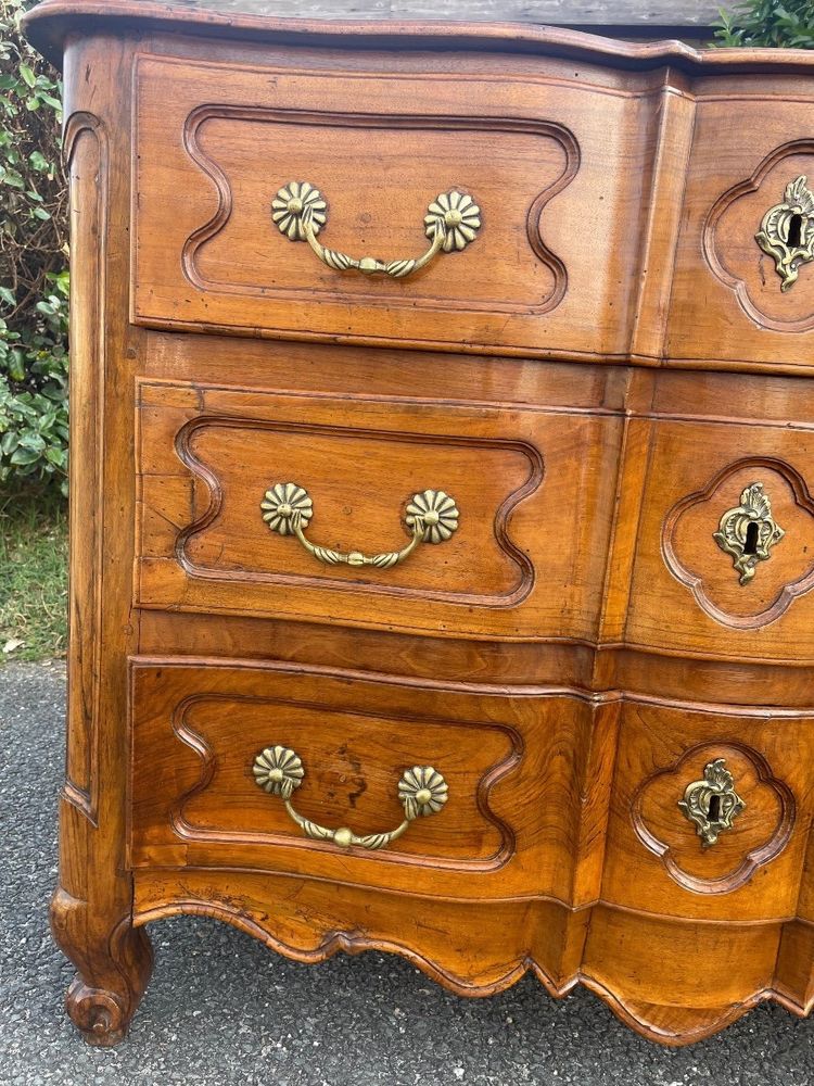 Cassettiera in noce con balestra del XVIII secolo