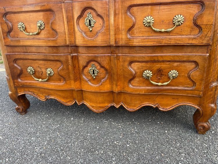 Cassettiera in noce con balestra del XVIII secolo