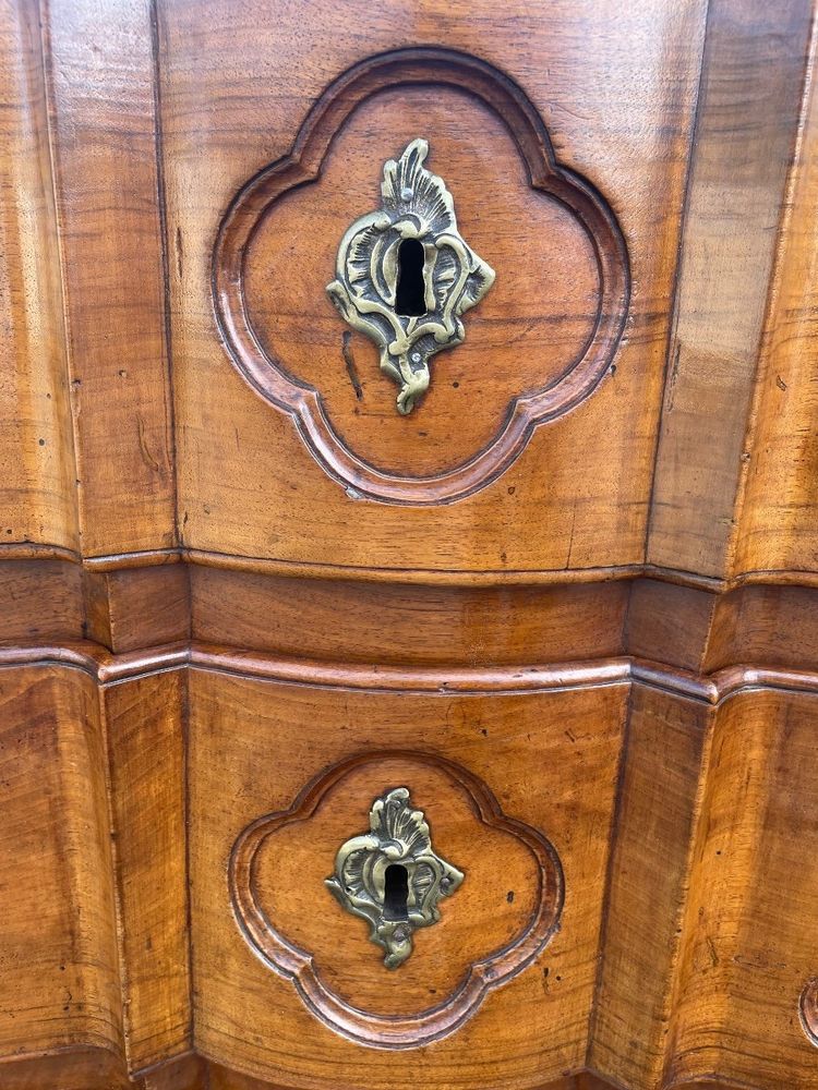 Cassettiera in noce con balestra del XVIII secolo
