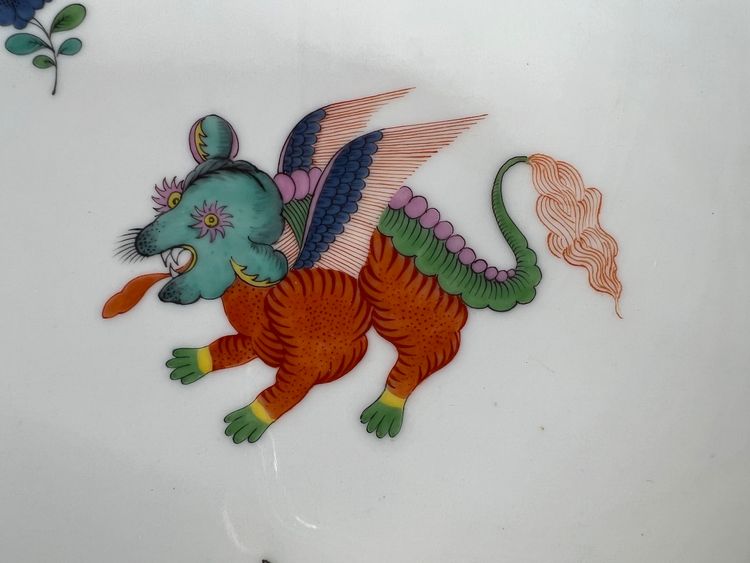 Piatto in porcellana di Meissen – decorazione Kakiemon: gru e drago rosso – XIX secolo