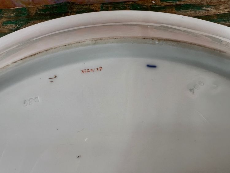 Piatto in porcellana di Meissen – decorazione Kakiemon: gru e drago rosso – XIX secolo
