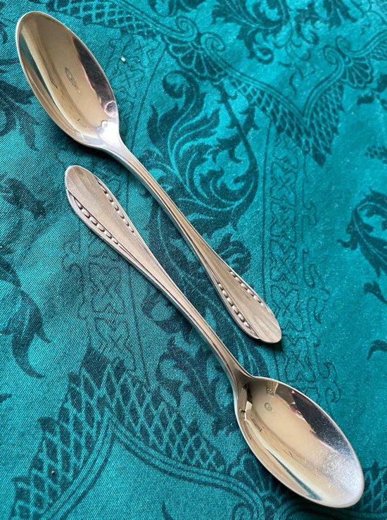 10 art deco teaspoons.