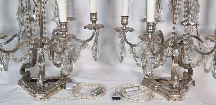 Coppia di candelabri in bronzo argentato, fine XIX secolo