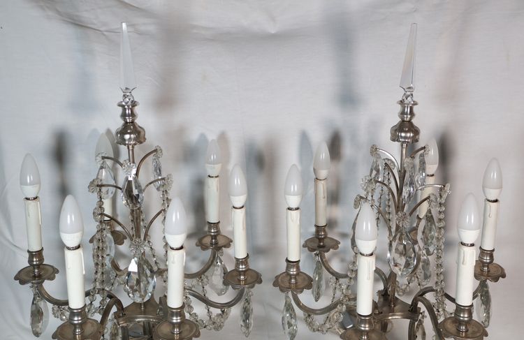 Coppia di candelabri in bronzo argentato, fine XIX secolo