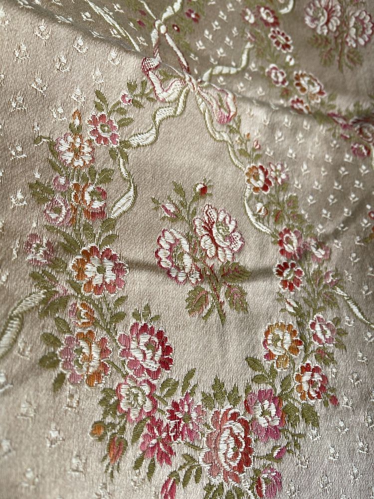 Métrage de soie ancienne – au décor floral XVIIIème