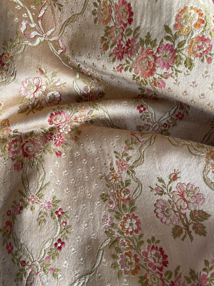Métrage de soie ancienne – au décor floral XVIIIème