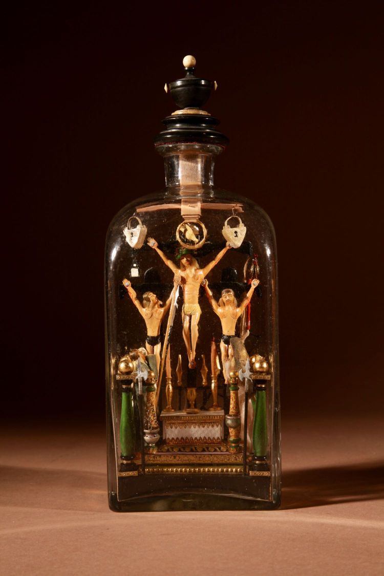 Volkskunst-Kolvarienberg in der Flasche, Süddeutschland/Österreich.