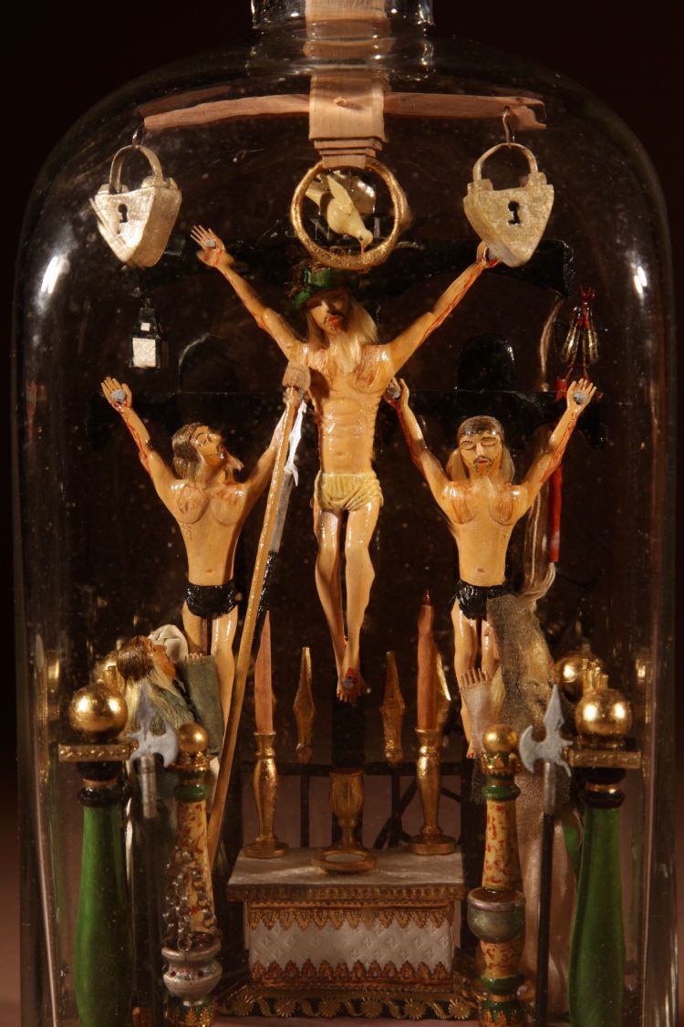 Volkskunst-Kolvarienberg in der Flasche, Süddeutschland/Österreich.