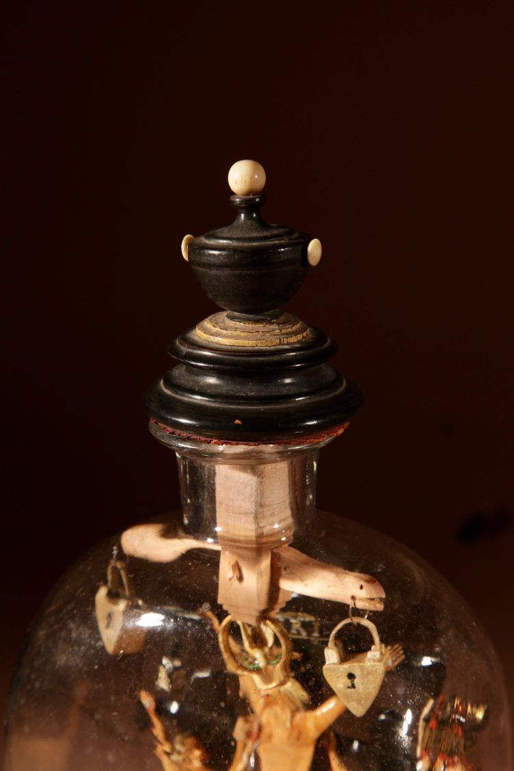 Volkskunst-Kolvarienberg in der Flasche, Süddeutschland/Österreich.