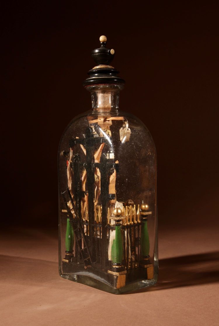 Volkskunst-Kolvarienberg in der Flasche, Süddeutschland/Österreich.