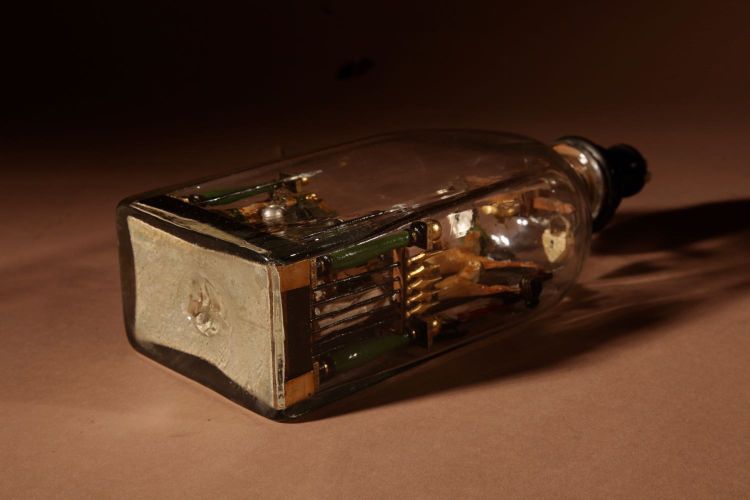 Volkskunst-Kolvarienberg in der Flasche, Süddeutschland/Österreich.