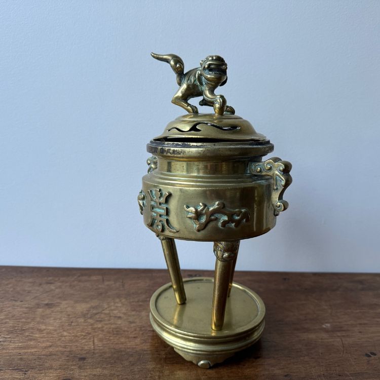 Brûle-parfum en bronze Indochine décor chien de Fo pied tripode