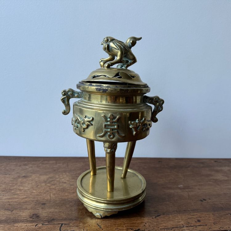Brûle-parfum en bronze Indochine décor chien de Fo pied tripode