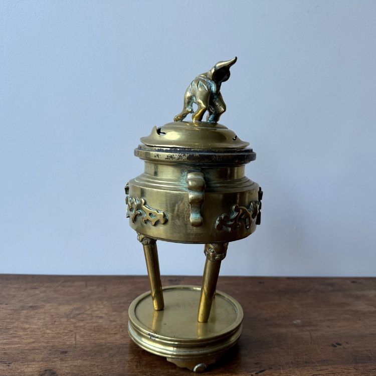 Brûle-parfum en bronze Indochine décor chien de Fo pied tripode