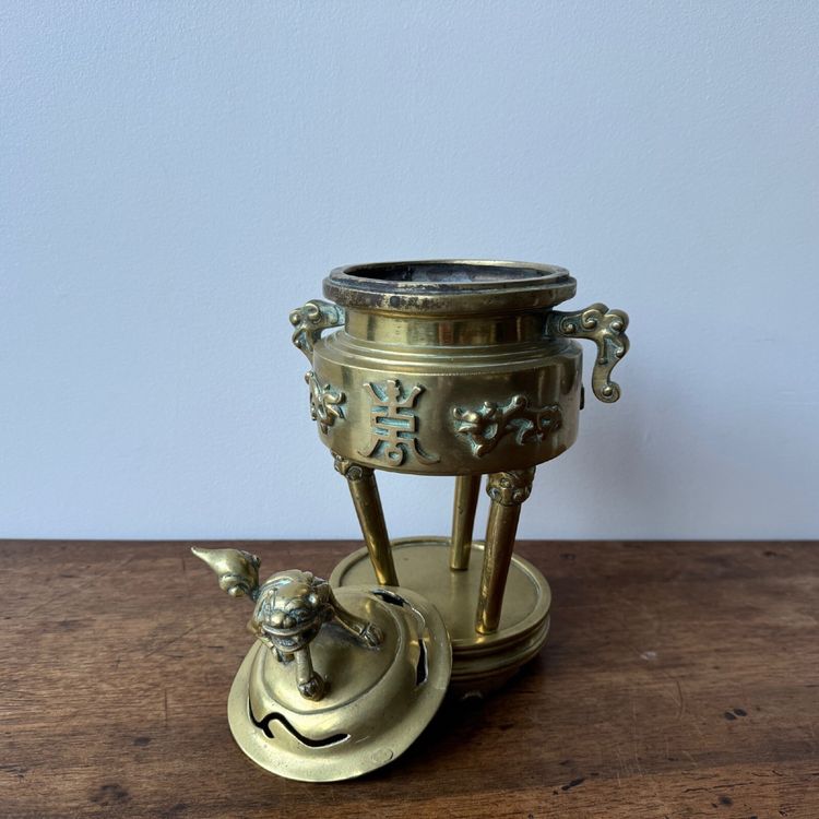 Brûle-parfum en bronze Indochine décor chien de Fo pied tripode