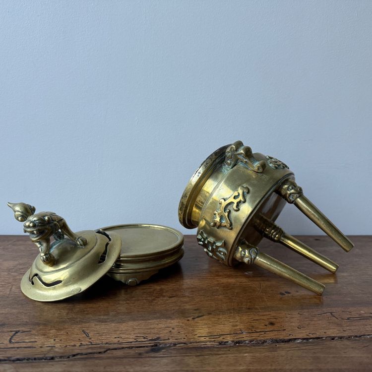 Brûle-parfum en bronze Indochine décor chien de Fo pied tripode