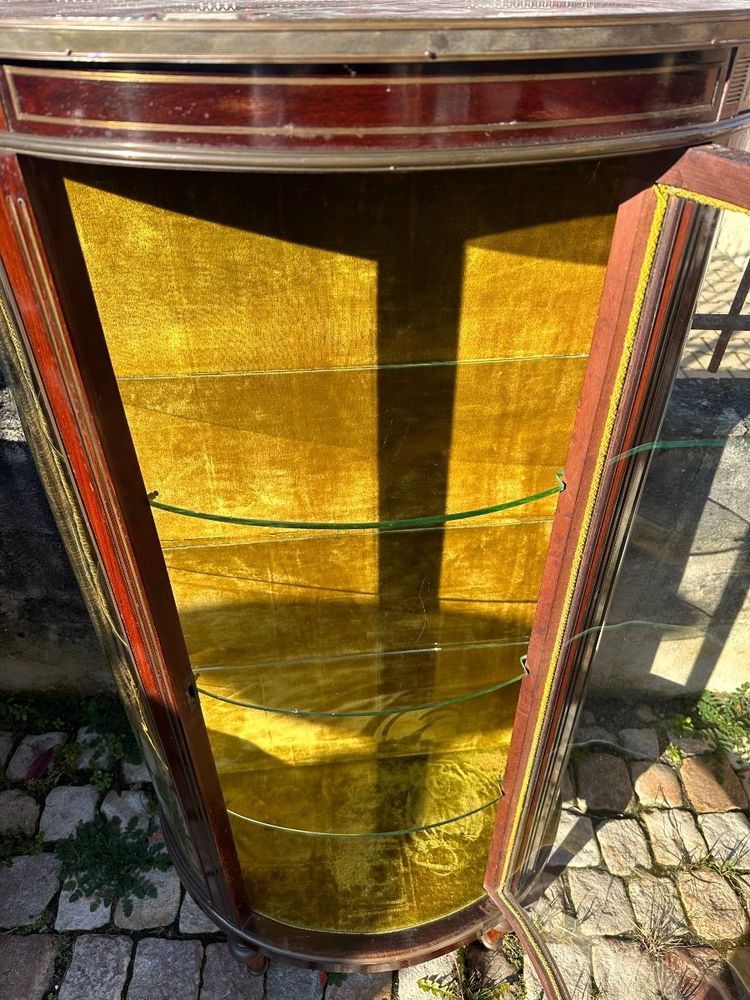 Vetrina in stile Luigi XVI in mogano e finiture in ottone
