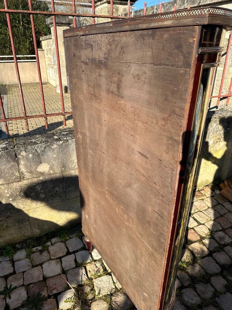Vetrina in stile Luigi XVI in mogano e finiture in ottone