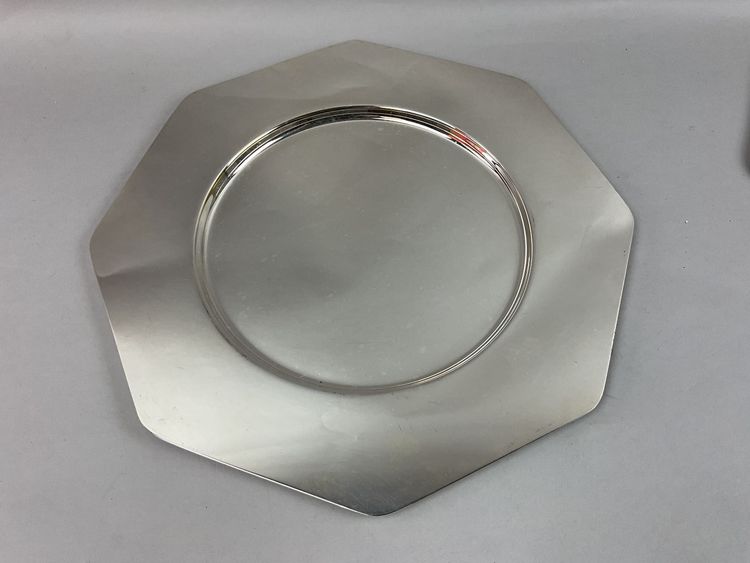 Octagonal presentation seats in silver-plated metal