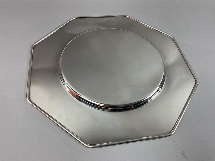 Octagonal presentation seats in silver-plated metal