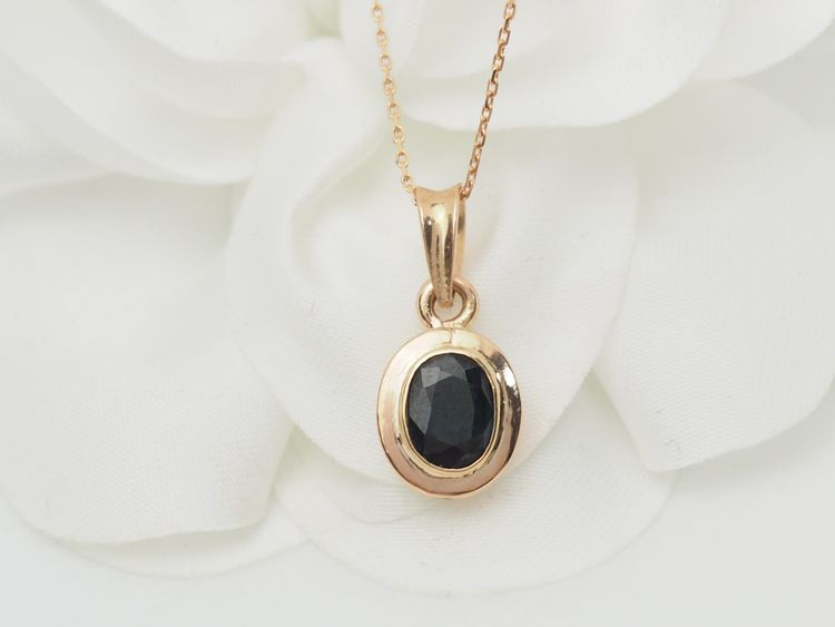 Collier pendentif en or rose et saphir 