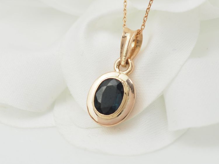 Collier pendentif en or rose et saphir 