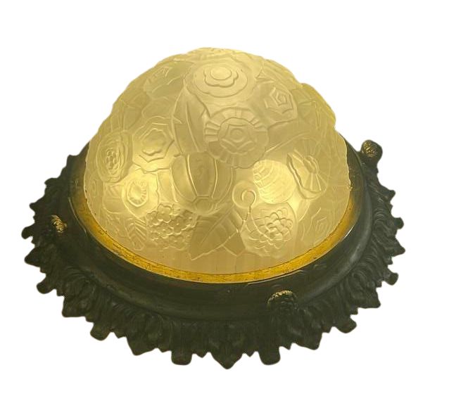 Plafonnier Art Nouveau en verre mouluré et bronze 