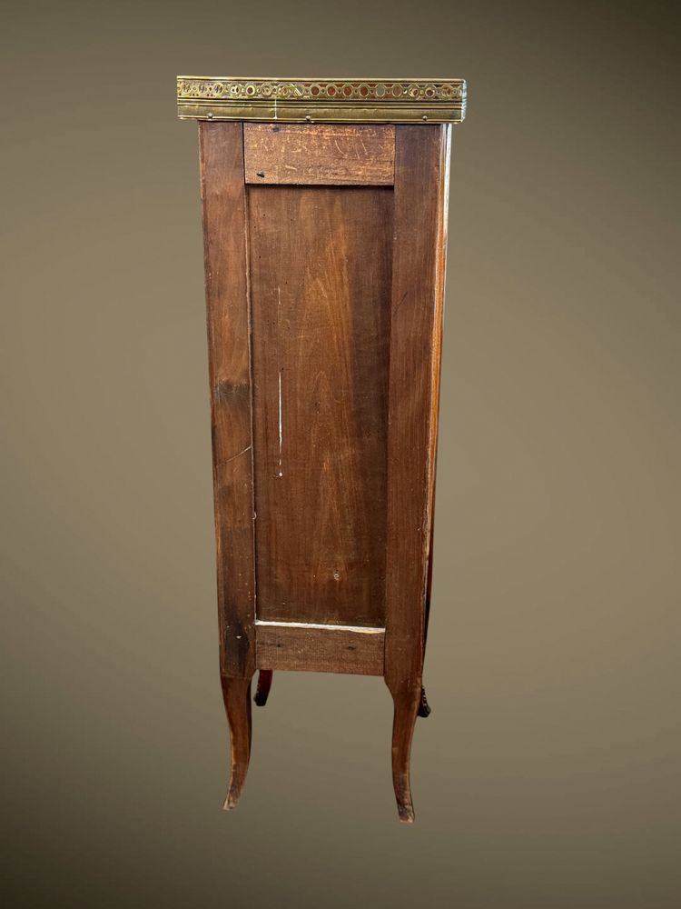 CHIFFONNIER A 4 TIROIRS EN PLACAGE DE BOIS DE ROSE ORNÉ DE BRONZE /