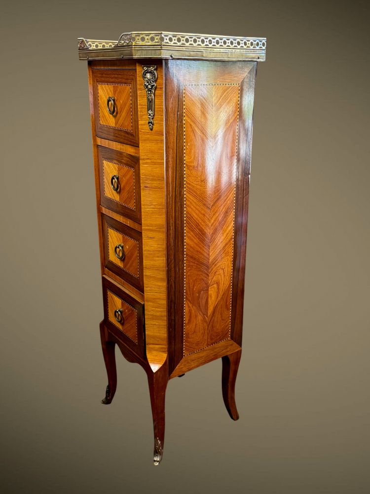 CHIFFONNIER A 4 TIROIRS EN PLACAGE DE BOIS DE ROSE ORNÉ DE BRONZE /