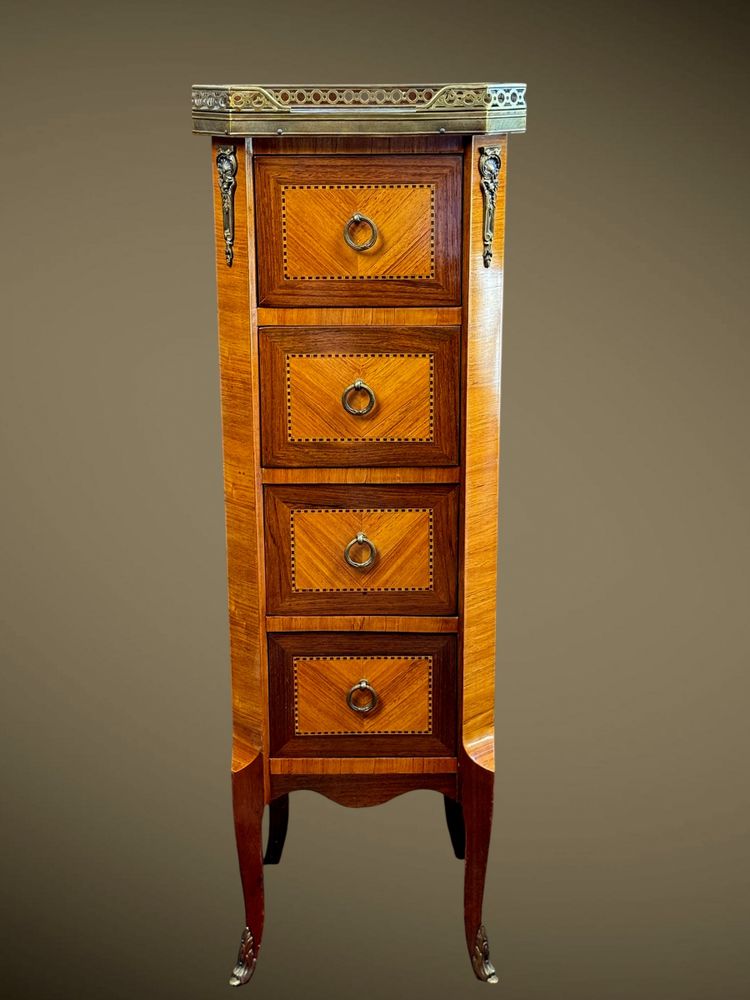 CHIFFONNIER A 4 TIROIRS EN PLACAGE DE BOIS DE ROSE ORNÉ DE BRONZE /