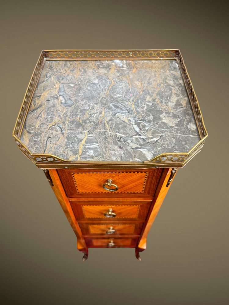 CHIFFONNIER A 4 TIROIRS EN PLACAGE DE BOIS DE ROSE ORNÉ DE BRONZE /