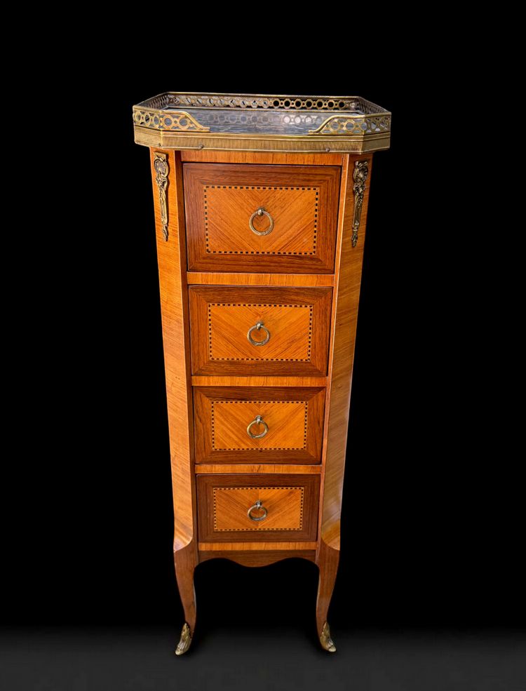 CHIFFONNIER A 4 TIROIRS EN PLACAGE DE BOIS DE ROSE ORNÉ DE BRONZE /